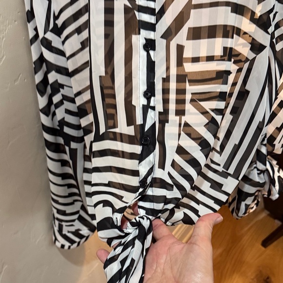 Chico's Monochrome Geometric Button Down Shirt Size 3, A0014 - Picture 3 of 9